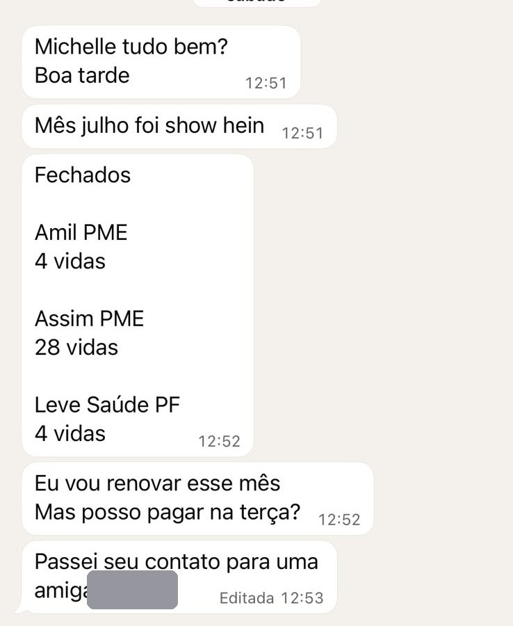 Conversa de WhatsApp: corretora relata fechamentos do mês — Amil PME 4 vidas, Assim PME 28 vidas e Leve Saúde PF 4 vidas — avisa que vai renovar e indica uma amiga.