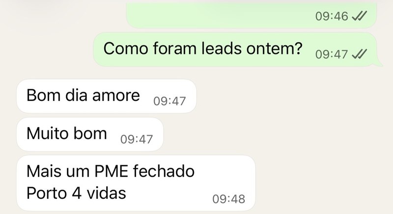 Conversa de WhatsApp: corretora responde sobre os leads do dia anterior e informa mais um PME fechado, Porto com 4 vidas.